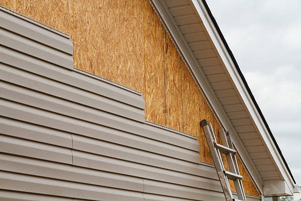 24/7 Emergency Siding Repair experts in Louisville, IL